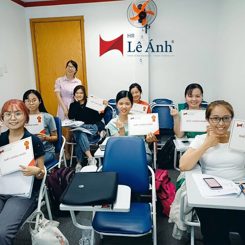 Hình ảnh lớp học Hành Chính Nhân Sự cùng cô Hạnh